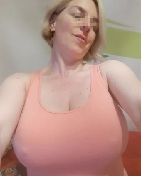 Blonde coquine mais naturelle